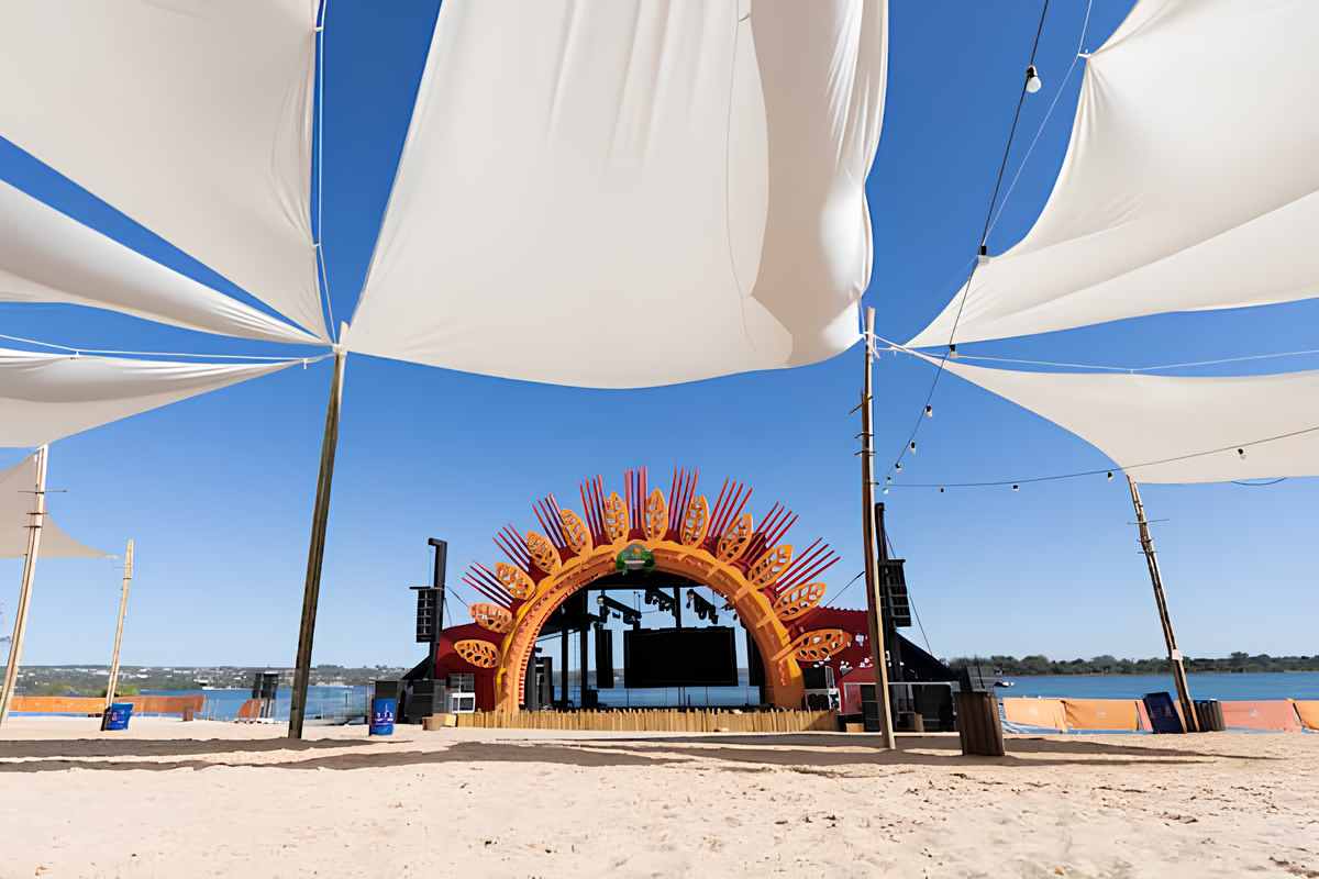 Palco Na Praia Parque ao pôr do sol