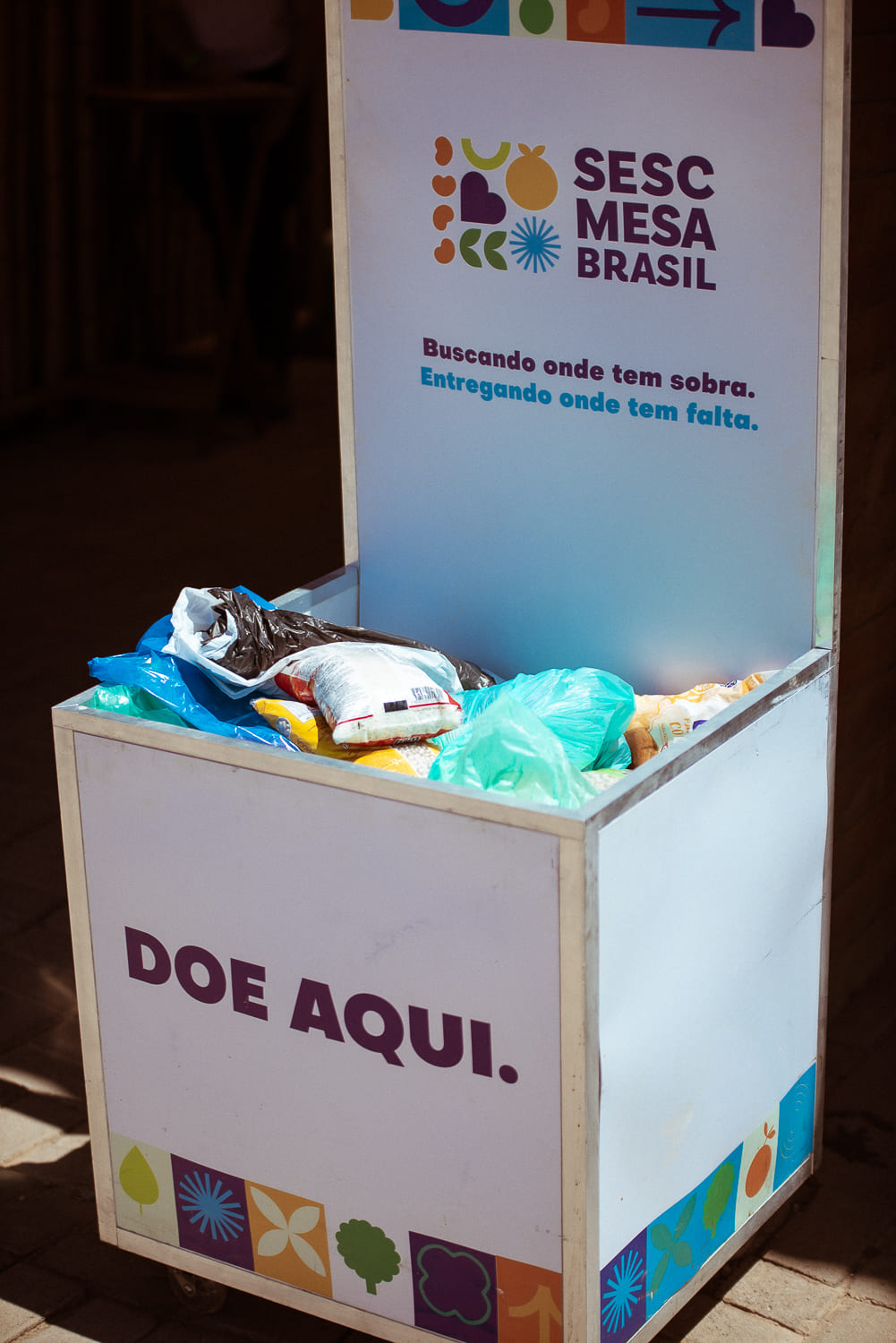 Caixa de doação SESC Mesa Brasil no Na Praia Parque