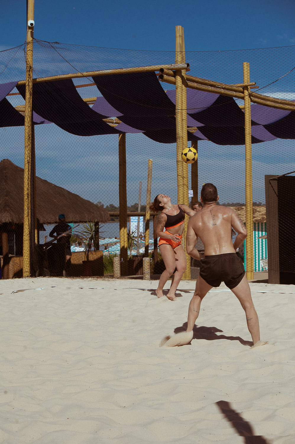 Yoga na areia com vista pro lago